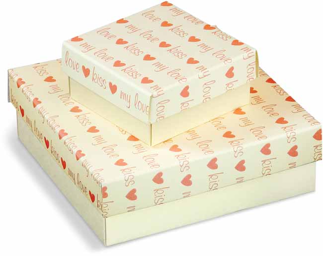 Caja de cartón color crema, impresa con diseño en rojo.