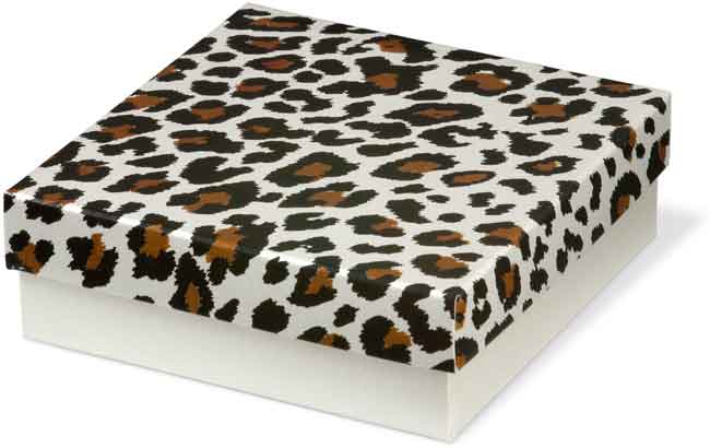 Caja de cartón crema con tapa suelta impresa con diseño de piel de leopardo.