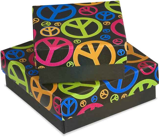 Cajita de cartón negro con tapa suelta impresa con diseño de simbolos de paz.